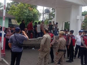 1000 Masa Robohkan Gerbang Pendopo Gubernur Aceh Tagih Uang Meungang