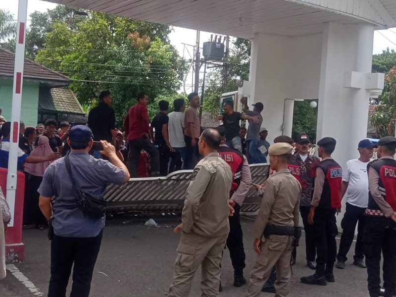 1000 Masa Robohkan Gerbang Pendopo Gubernur Aceh Tagih Uang Meungang